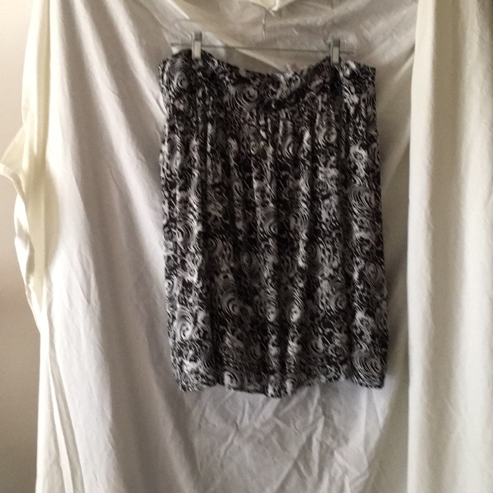 Black and white silky skirt